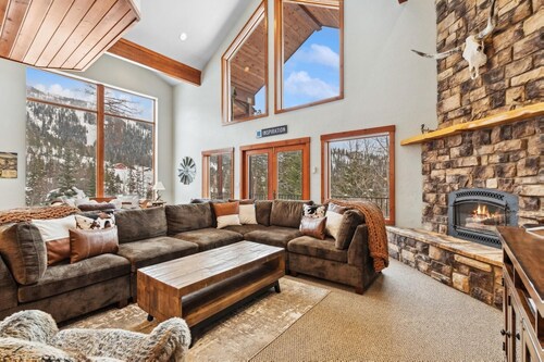 Ski-in/Ski-Out on Whitefish Mtn w/ Hot Tub