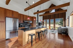 Réfrigérateur, four à micro-ondes, un four, surface de cuisson