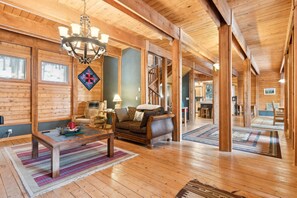 Smart TV, fireplace - Spend Winter Here! Community Indoor Pool, Hot Tub, and Sauna! Big Mountain Home! (Whitefish)