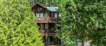 Spend Winter Here! Community Indoor Pool, Hot Tub, and Sauna! Big Mountain Home!