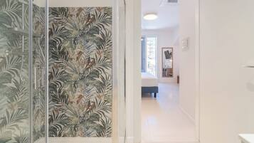 Superior kamer, 1 tweepersoonsbed of 2 eenpersoonsbedden | Badkamer | Een douche, een regendouche, gratis toiletartikelen, een haardroger