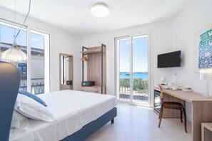 Rom – deluxe, balkong, sjøutsikt | Sengetøy av topp kvalitet, dundyner, minibar og safe på rommet