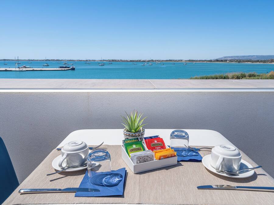 Sarapan masakan setempat setiap hari (EUR 10 per orang)