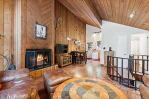 Smart TV, fireplace - Book for the Holiday! Charming Ptarmigan Unit! Community Amenities! (Whitefish)