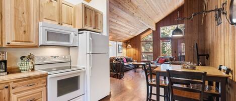 Kylskåp, mikrovågsugn, ugn och spishäll