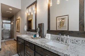 Douche, sèche-cheveux, serviettes fournies