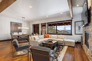 Smart TV, fireplace