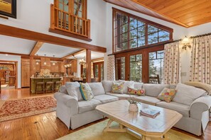 Smart TV, fireplace - Book for the Holiday! Home on Lost Loon Lake! Minutes to Downtown Whitefish! (Whitefish)