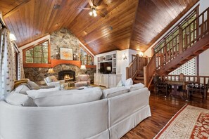 Smart TV, fireplace - Book for the Holiday! Home on Lost Loon Lake! Minutes to Downtown Whitefish! (Whitefish)