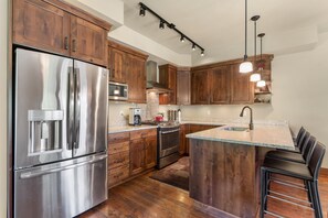 Een koelkast, een magnetron, een oven, een kookplaat