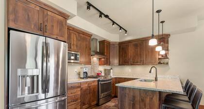 Book Your Holiday Stay! Luxury Townhouse! Hot Tub! Fire Pits, River Views!