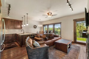 Een smart-tv en een open haard