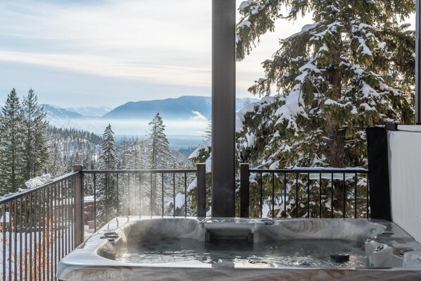 Outdoor spa tub - Festive Stays Available! Stunning Chalet off Chair 3! Hot tub! Fitness Center! (Whitefish)
