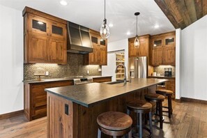 冷蔵庫、電子レンジ、オーブン、コンロ