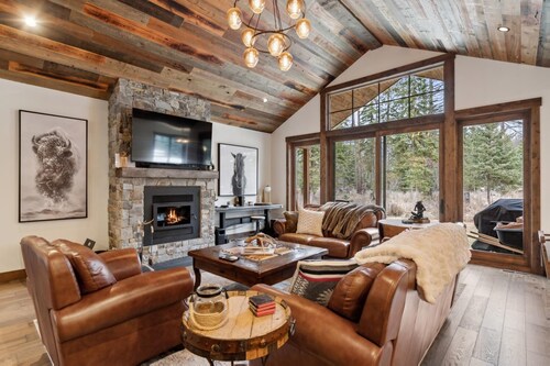 Stunning Mountain Modern Home with Private Hot Tub, Grill and Firepit!