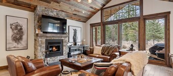 Stunning Mountain Modern Home with Private Hot Tub, Grill and Firepit!