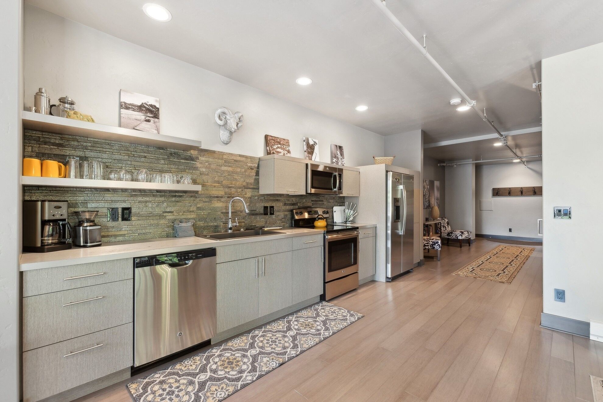 Réfrigérateur, micro-ondes, four, plaque de cuisson