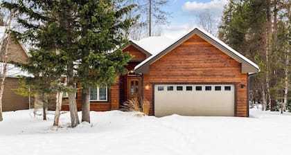 Spend Holidays in Whitefish! Glacier Retreat Home and Stunning Meadow Lake Golf Views!
