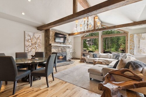Luxury Ski-in/Ski-out Townhome with Private Hot Tub!