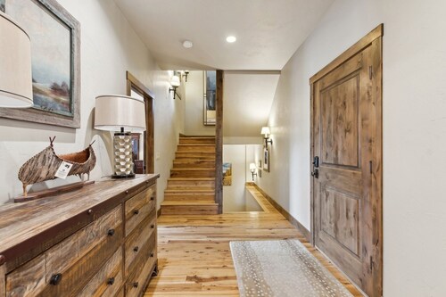 Plan Your Festive Getaway! Luxury Ski-in/Ski-out Townhome with Private Hot Tub!