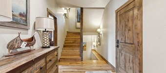 Plan Your Festive Getaway! Luxury Ski-in/Ski-out Townhome with Private Hot Tub!