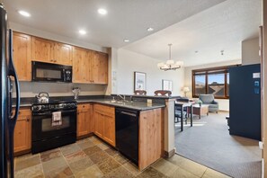 Frigorifero, microonde, forno, piano cottura