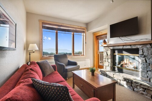 Ski-in/Ski-out w/ Fireplace and Hot Tub Access