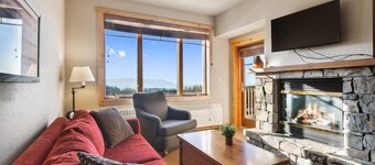 Ski-in/Ski-out w/ Fireplace and Hot Tub Access