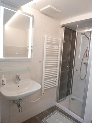 Secadora de cabello, toallas, jabón, papel de baño 