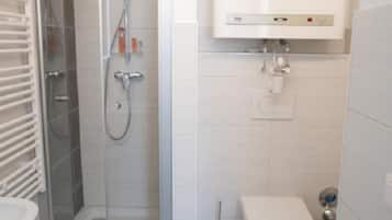 Haartrockner, Handtücher, Seife, Toilettenpapier