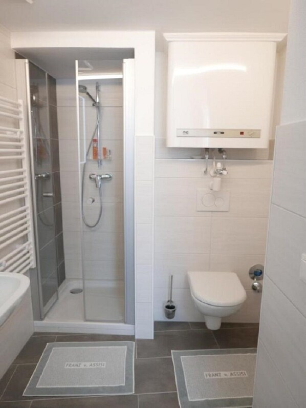 Secadora de cabello, toallas, jabón, papel de baño 