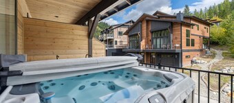 Book a Festive Getaway Today! Big Mountain Ski-in Ski-out luxury townhome!
