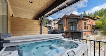 Book a Festive Getaway Today! Big Mountain Ski-in Ski-out luxury townhome!