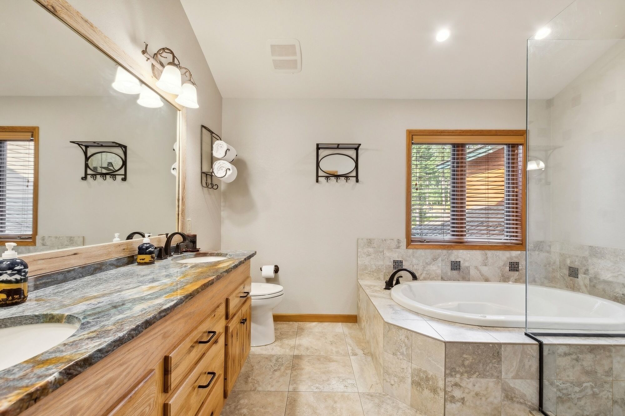 Une salle de bain moderne avec un meuble-lavabo en marbre, une baignoire sur pieds et un grand miroir.