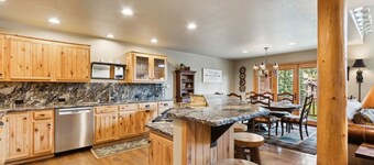 Book for Festive! Ski-in/Ski-out Chalet with Big Mountain Views and Hot Tub!