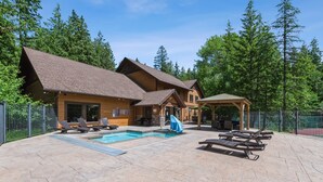 A lodge with a pool area, outdoor seating, and a covered patio. - 15 Mins to Downtown w/ Shared Hot Tub (Whitefish)