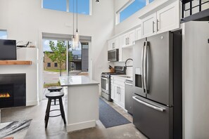 Kühlschrank, Mikrowelle, Ofen, Herdplatte