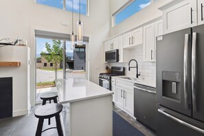 Refrigerador, microondas, horno, placa de cocina