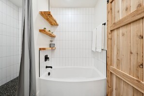 Dusj, hårføner og håndklær
