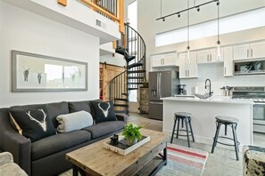 Smart TV, fireplace - Get Away to Whitefish this Winter! Pet-friendly! Amazing Communal Amenities! (Whitefish)