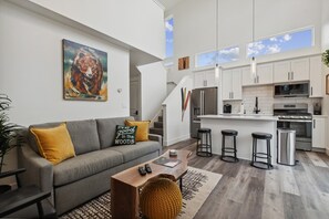 Smart TV, fireplace - Explore Whitefish! Beautiful home with Mountain Views! Quarry unit! (Whitefish)
