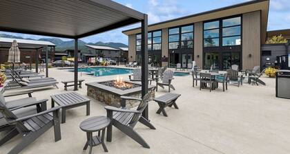 Book a Festive Stay! Mountain View Quarry Home! Close to Downtown Whitefish!