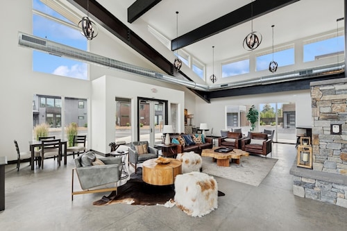 Mountain Views and Community Amenities