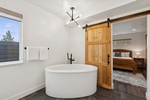 3 chambres, fer et planche à repasser, accès au Wi-Fi (inclus)