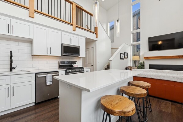 Réfrigérateur, four à micro-ondes, un four, surface de cuisson