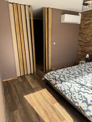 6 bedrooms, iron/ironing board, WiFi, bed sheets