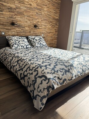 6 slaapkamers, een strijkplank/strijkijzer, wifi, beddengoed