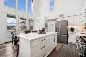 Refrigerador, microondas, horno y parrilla de estufa