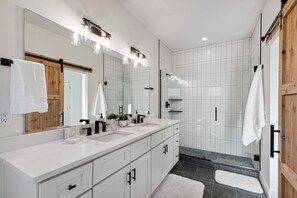 Shower, hair dryer, towels - Quarry Unit with great communal amenities! (Whitefish)