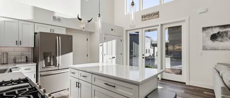 Réfrigérateur, micro-ondes, four, plaque de cuisson